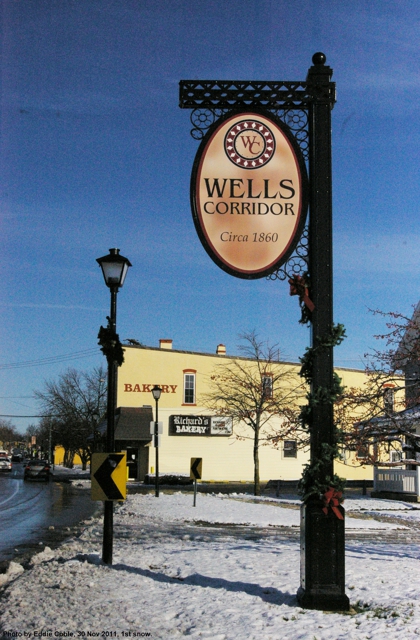 Wells_Corridor_sign__looking_at_Richard_s_Bakery.JPG