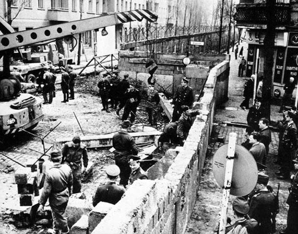 Construction-of-the-Berlin-wall-1961.jpg