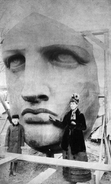Unpacking-the-head-of-the-Statue-of-Liberty-1885.jpg
